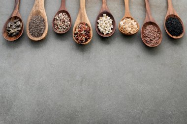 Sefil beton arka planda farklı tahıl ve tahıl türleri.