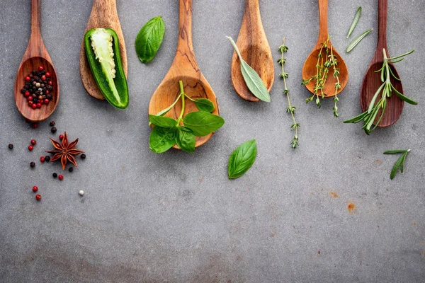 Vários Temperos Ervas Colheres Madeira Flat Lay Especiarias Ingredientes Pimenta — Fotografia de Stock