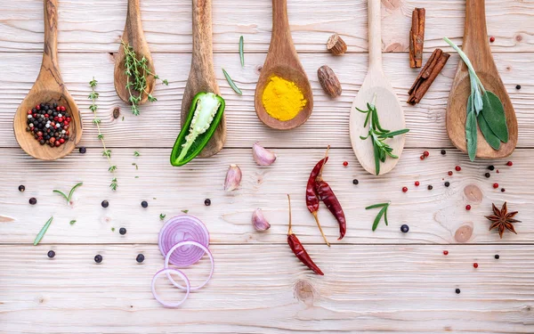 Vários Temperos Ervas Colheres Madeira Flat Lay Especiarias Ingredientes Pimenta — Fotografia de Stock