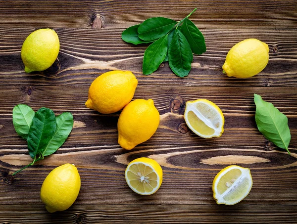 Limões Frescos Limões Folhas Fundo Madeira Pobre — Fotografia de Stock