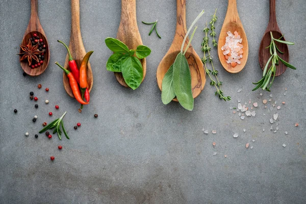 Varie Spezie Erbe Aromatiche Cucchiai Legno Ingredienti Peperoncino Granturco Rosmarino — Foto Stock