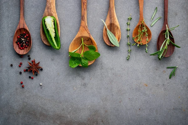 Különböző Fűszerek Gyógynövények Fából Készült Kanalakban Lapos Tojásrakás Fűszerek Összetevők — Stock Fotó