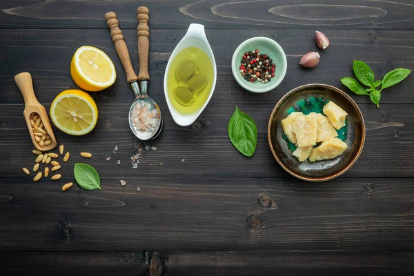 Ingredientes Para Molho Pesto Verde Fundo Madeira Escura — Fotografia de Stock