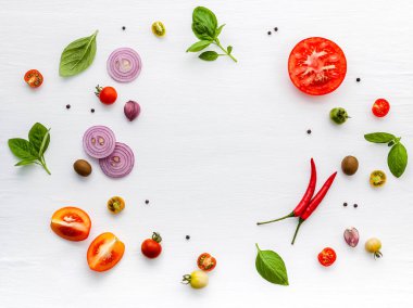 Beyaz ahşap arka planda ev yapımı pizza malzemesi..