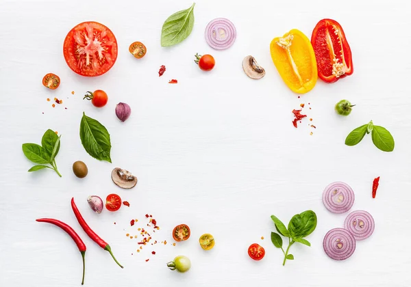 De ingrediënten voor zelfgemaakte pizza op witte houten achtergrond. — Stockfoto