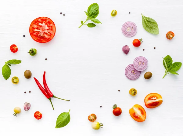 Gli ingredienti per la pizza fatta in casa su sfondo di legno bianco. — Foto Stock