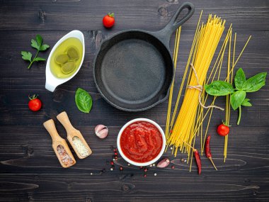 Siyah ahşap arka plan üzerinde ince spagetti. Sarı İtalyan pa