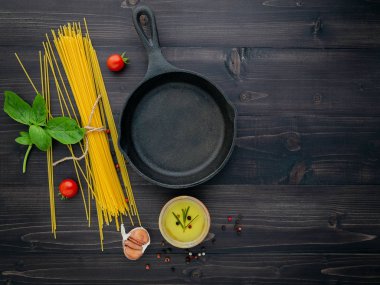 Siyah ahşap arka plan üzerinde ince spagetti. Sarı İtalyan pa