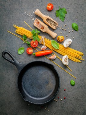 İtalyan yemekleri ve menü konsepti. Malzemeler tatlı spagetti 