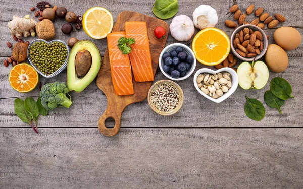 Ingredientes para a seleção de alimentos saudáveis.O conceito de hea — Fotografia de Stock