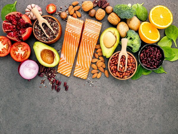 Ingredientes para a seleção de alimentos saudáveis.O conceito de hea — Fotografia de Stock