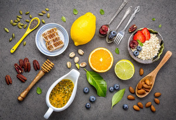 Ingredienser för hälsosamma livsmedel bakgrund blandade nötter, honung, — Stockfoto