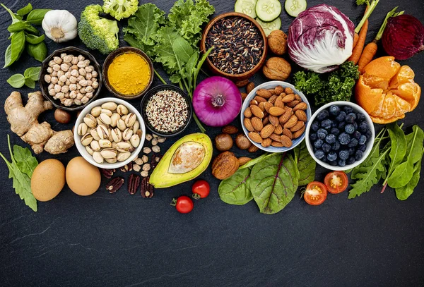 Ingrediënten voor de selectie van gezonde voedingsmiddelen. Het concept van genezing — Stockfoto