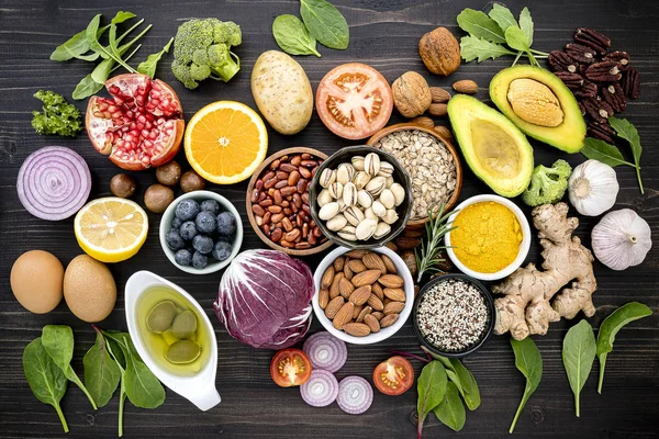 Ingrediënten voor de selectie van gezonde voedingsmiddelen. Het concept van genezing — Stockfoto