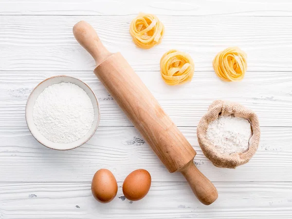 Ingredients for homemade pasta  flour and eggs on wooden backgro — Stock Photo, Image