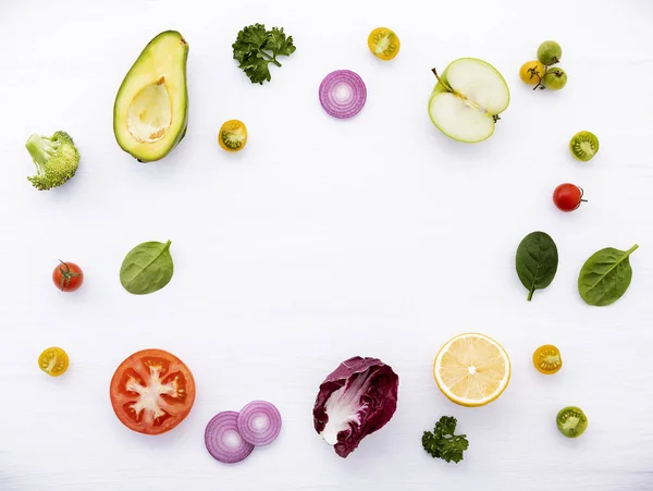 Sfondo alimentare e concetto di insalata con materie prime posa piatta — Foto Stock