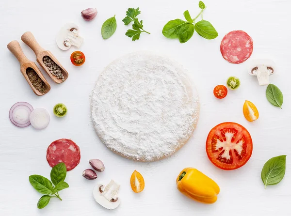 Os ingredientes para pizza caseira em fundo de madeira branca — Fotografia de Stock
