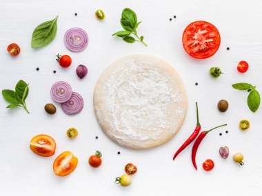 Beyaz ahşap arka planda ev yapımı pizza malzemesi..