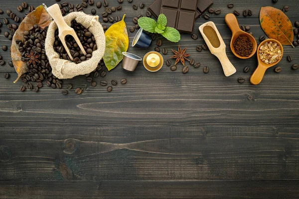 咖啡豆，咖啡胶囊和咖啡粉在黑暗的木巴 — 图库照片