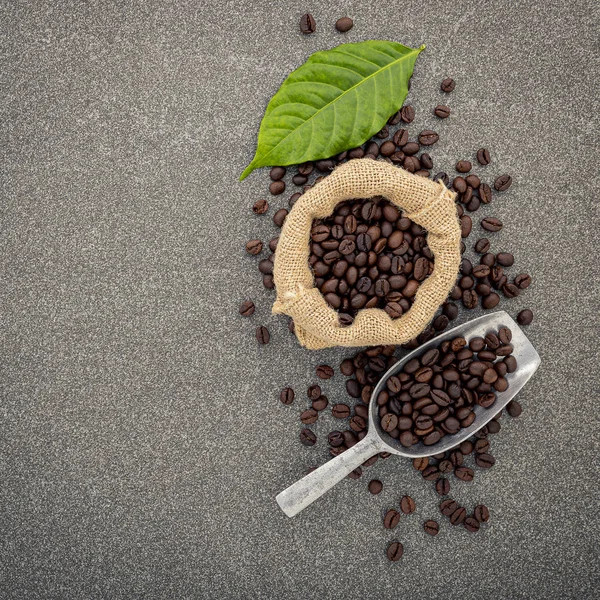 Mörkt rostade kaffebönor på sten bakgrund. Topputsikt med COP — Stockfoto