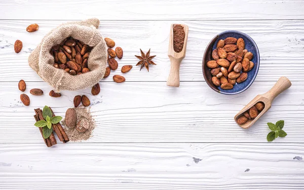 Cacao en polvo y granos de cacao sobre fondo de madera . —  Fotos de Stock