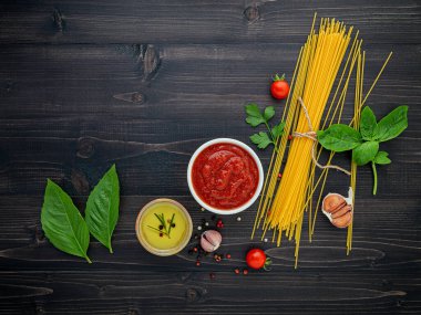 Siyah ahşap arka plan üzerinde ince spagetti. Sarı İtalyan pa