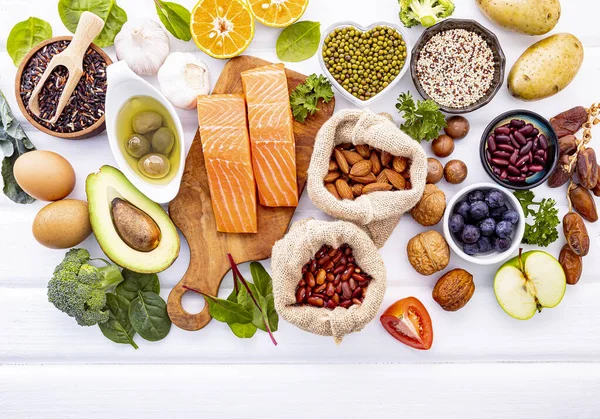 Hozzávalók az egészséges élelmiszerek kiválasztására, fehér háttér. — Stock Fotó