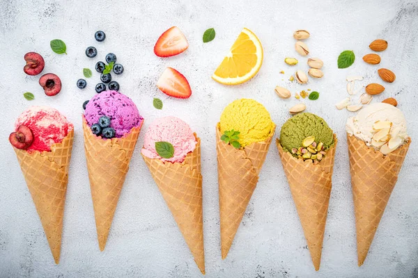 Böğürtlenli, şam fıstıklı, bademli, portakallı ve vişneli dondurma çeşitleri. Yaz ve Tatlı menü kavramı.