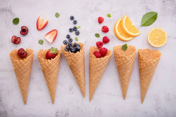 Diverse Vruchten Kegels Bosbes Aardbei Frambozen Aardbeien Setup Witte Steen — Stockfoto