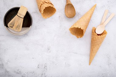 Dondurma külahları koyu taştan arka planda toplanmış. Tatlı için kopyalama alanı olan gevrek dondurma külahı..