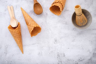 Dondurma külahları koyu taştan arka planda toplanmış. Tatlı için kopyalama alanı olan gevrek dondurma külahı..