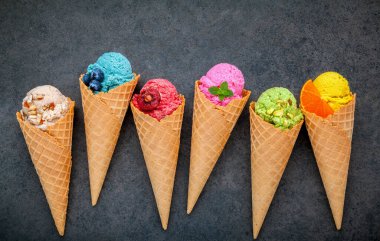 Böğürtlenli, çilekli, şam fıstıklı, bademli, portakallı ve vişneli dondurma çeşitleri. Yaz ve Tatlı menü kavramı.