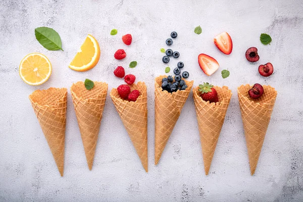 Böğürtlenli, çilekli, ahududulu ve beyaz taşlı arka planda çilekli çeşitli meyveler. Yaz ve Tatlı menü kavramı.