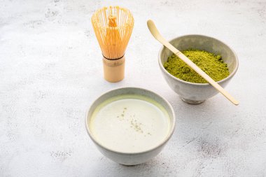 Beyaz beton arka planda bambu kibrit fırçası ile kibrit yeşil çay tozu .