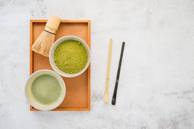 Beyaz beton arka planda bambu kibrit fırçası ile kibrit yeşil çay tozu .