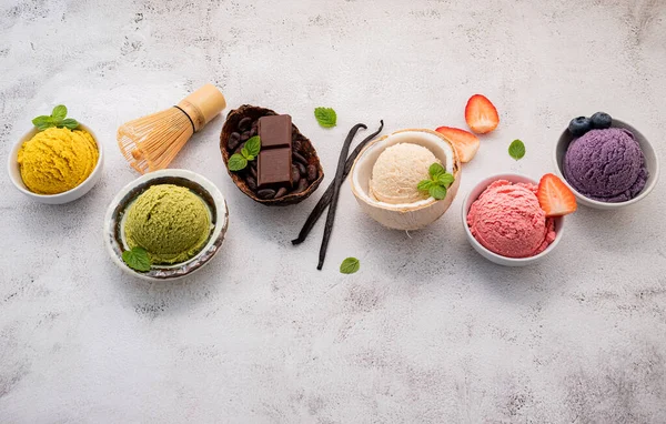 Verschiedene Eissorten Schale Mit Blaubeere Grünem Tee Kokosnuss Erdbeere Und — Stockfoto