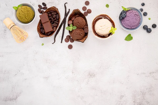 Різні Смаки Морозива Мисці Чорницею Зеленим Чаєм Кокосовим Горіхом Шоколадом — стокове фото