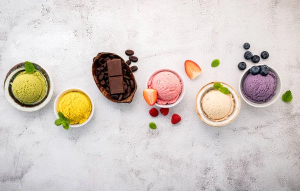 Varios Los Sabores Helado Tazón Arándanos Verde Coco Fresa Chocolate — Foto de Stock