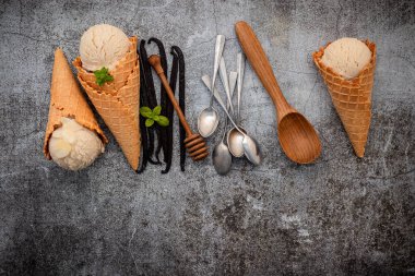 Vanilyalı dondurma aromalı ve çimento kaplı vanilyalı dondurma. Yaz ve Tatlı menü kavramı.