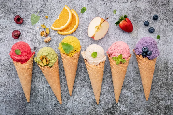 Varios Helado Sabor Conos Arándanos Verde Pistacho Almendras Naranja Cereza —  Fotos de Stock