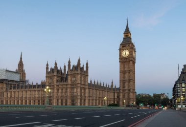 Big Ben ve boş Westminster Köprüsü sabahın erken saatlerinde