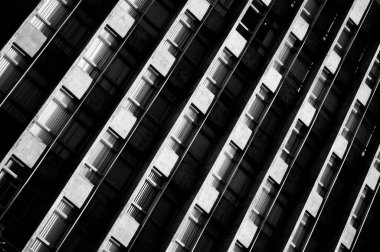 bir binadaki siyah beyaz pencereler 