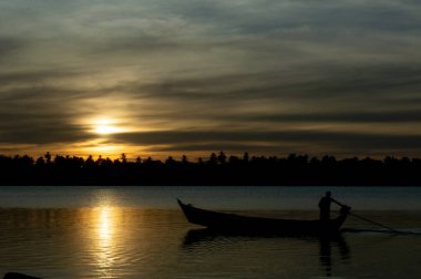 Gün batımında balıkçı teknesi