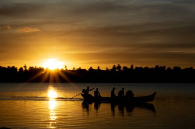 Gün batımında balıkçı teknesi