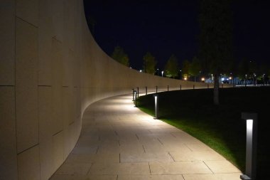 Parkta gece terkedilmiş bir yol. Aydınlatmalı yol.
