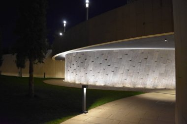 Gece Parkı 'nın mimarisi. Yol fenerler tarafından yaktı