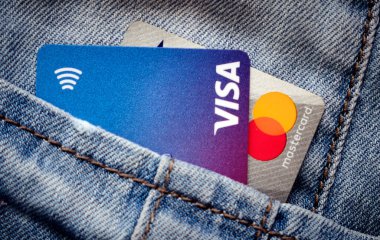 Zlin, Çek Cumhuriyeti - 3 Haziran 2020: Vize ve Mastercard kartları bir cepte. İllüstrasyon Editörü.