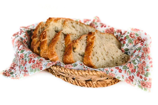 白い背景に隔離されたパンバスケットに新鮮な自家製パンをスライス — ストック写真