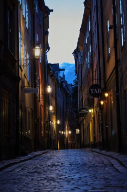 Stockholm, İsveç - 5 Ağustos 2020: Gamla Stan, Stockholm 'deki boş kaldırım taşı caddesi.