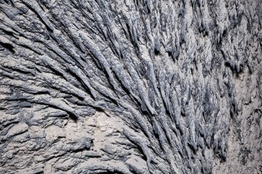 Bir enerji santrali kazanının iç duvarında oluşan soyut kül deseni.